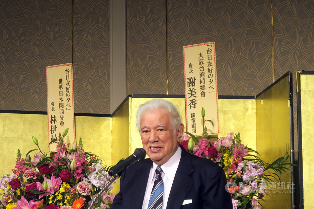 前日本建設大臣中山正暉13日於台僑聯歡晚會發表致詞，他並以中文說，「有緣千里來相會，無緣對面不相逢」，祈求台灣和平與台日友好。中央社記者吳書緯兵庫攝 114年4月13日