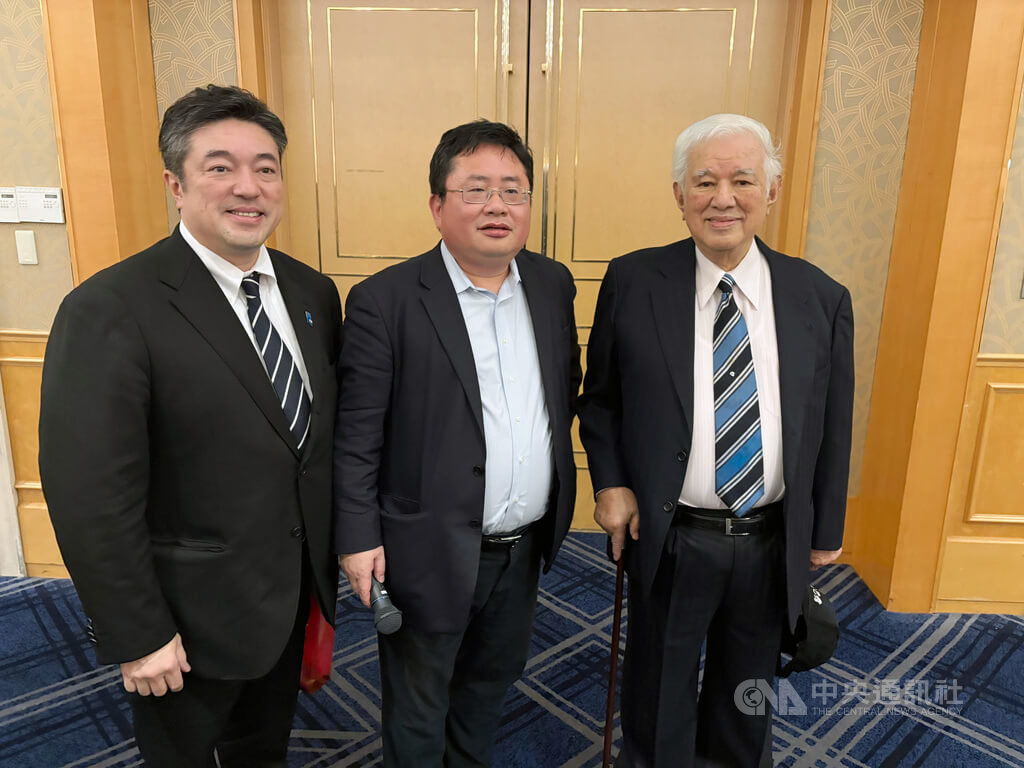 前日本建設大臣中山正暉（右）、前日本防衛副大臣中山泰秀（左）父子13日於台僑聯歡晚會和印太戰略智庫執行長矢板明夫（中）合影。中央社記者吳書緯兵庫攝 114年4月13日