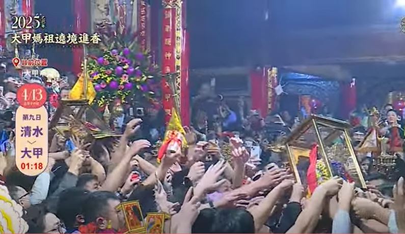 信眾湧入鎮瀾宮搶摸金媽祖，邊摸邊喊「進喔」。 圖：翻攝鎮瀾宮YouTube影片