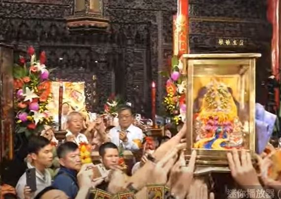 金媽祖在信徒擁護下送上神壇安座。 圖：翻攝鎮瀾宮YouTube影片