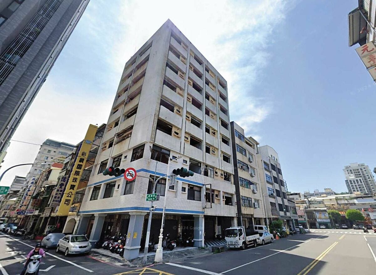 九龍大樓被稱為高雄第一凶宅，曾發生24死縱火案，靈異傳聞不斷。 圖：翻攝GoogleMaps