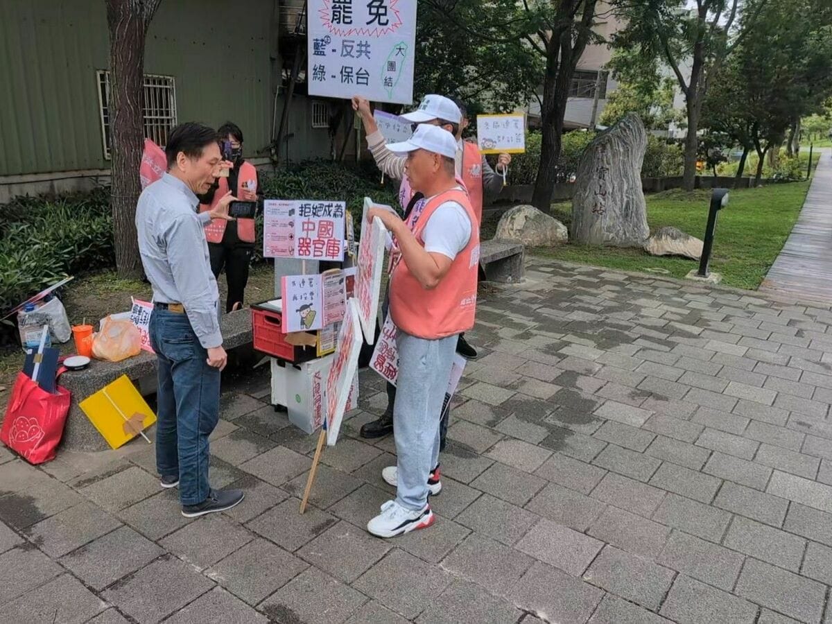 桃園罷團正在桃園市寶山街進行連署活動。不料，國民黨桃園市議員詹江村卻到場鬧事，指稱罷團造謠，威脅要報警逮捕在場所有罷團志工，並仗著自己議員身分怒嗆稱：「我是1萬5000票選出來的，我代表1萬5000個公民」。 圖：翻攝自林秉宥臉書