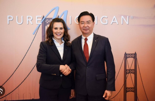 曾多次訪台的密西根州長惠特默(左)( 亦翻魏美桂 )，與時任外交部長吳釗燮合影。 圖 : 翻攝自外交部網站