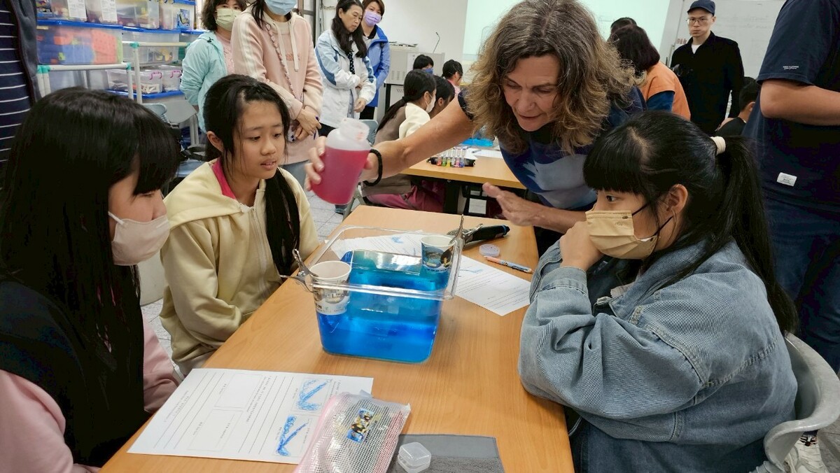 外籍講師參與各場教學工作坊與小組討論。 圖：國家海洋研究院/提供