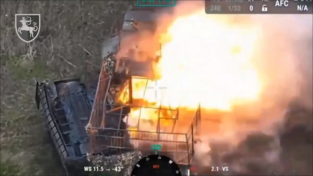 雖然俄軍持續保持著對烏克蘭領土的攻勢，但卻不斷遭到烏軍化解。圖為計劃進攻烏軍領土卻遭標槍飛彈、「吸血鬼」重型無人機夾擊的俄軍坦克。 圖：擷取自 @NOELreports X 分享影片