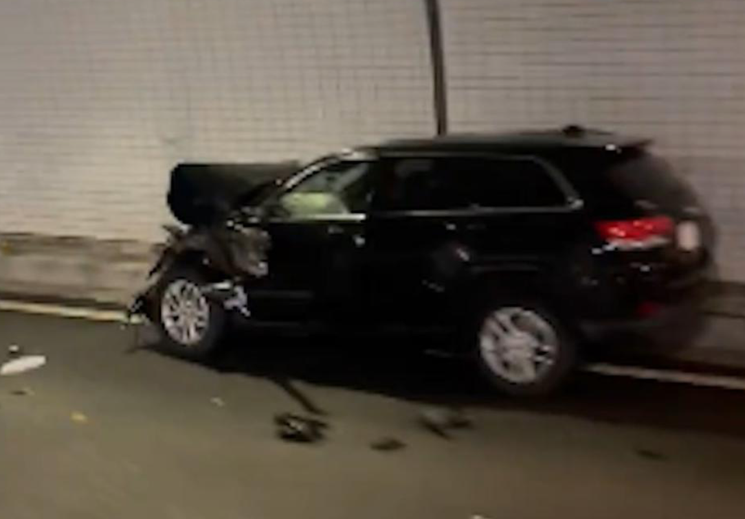 警方調查發現，廣末涼子駕駛的車輛先撞上隧道右側牆壁，然後反彈跨越車道，直接撞上運輸公司拖車的右後方，且車禍現場沒有剎車痕跡。 圖：翻攝自X