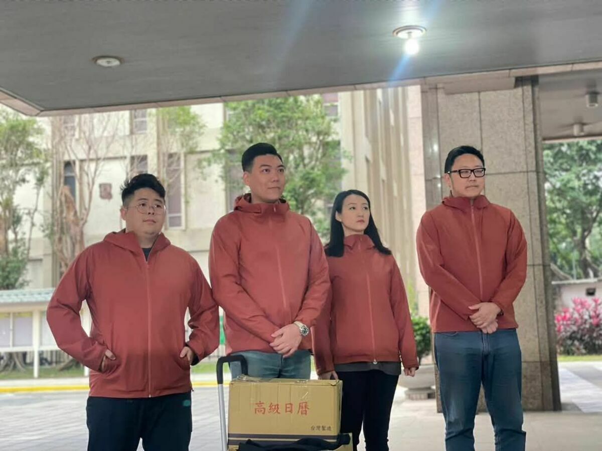 李孝亮等6被告涉死亡連署，國民黨表示，會組律師團當後盾，溫朗東直言，國民黨這麼緊急派律師，是真心關懷，還是教唆頂罪？建議藍營青年律師費不要省、自己出；周軒也說，組律師團是防火牆的概念，讓這些青年軍不要講太多....。 圖：翻攝陳冠安臉書（資料照）