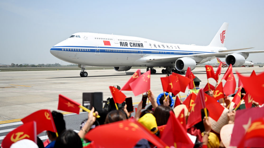 中國國家主席習近平訪問越南，14日專機降落河內機場。 圖：翻攝新華網