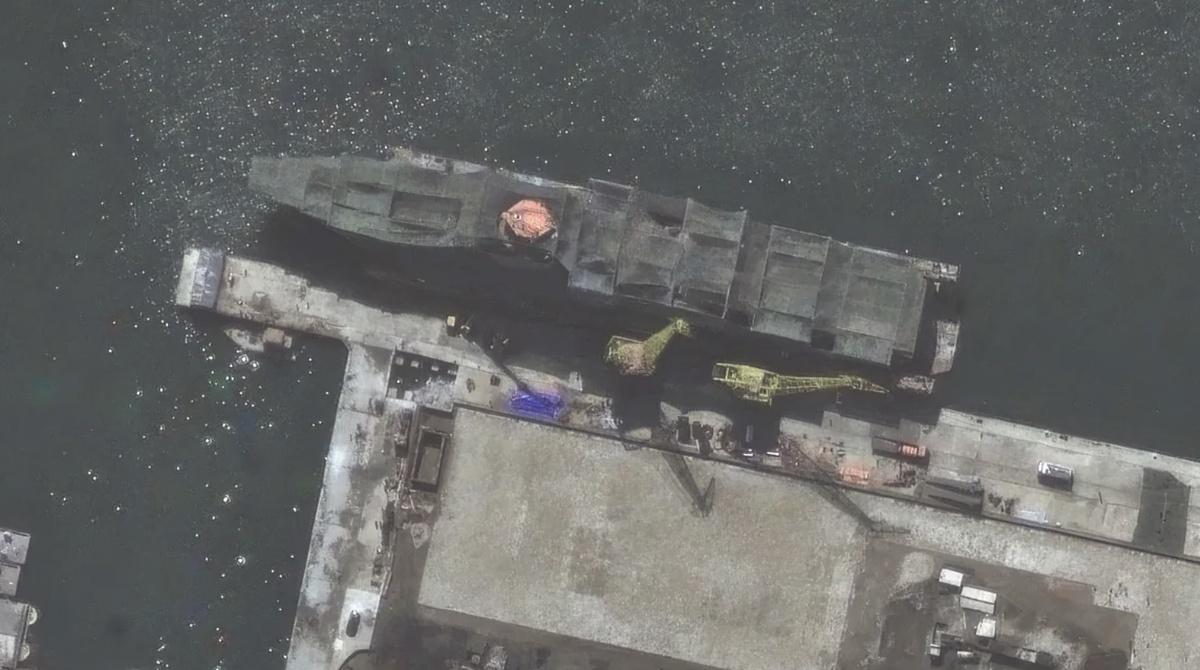 新的衛星圖像顯示了北韓有史以來最大的軍艦，其規模可能是北韓領導人金正恩海軍艦隊任何軍艦的 2 倍多。 圖：翻攝自 Maxar Technologies
