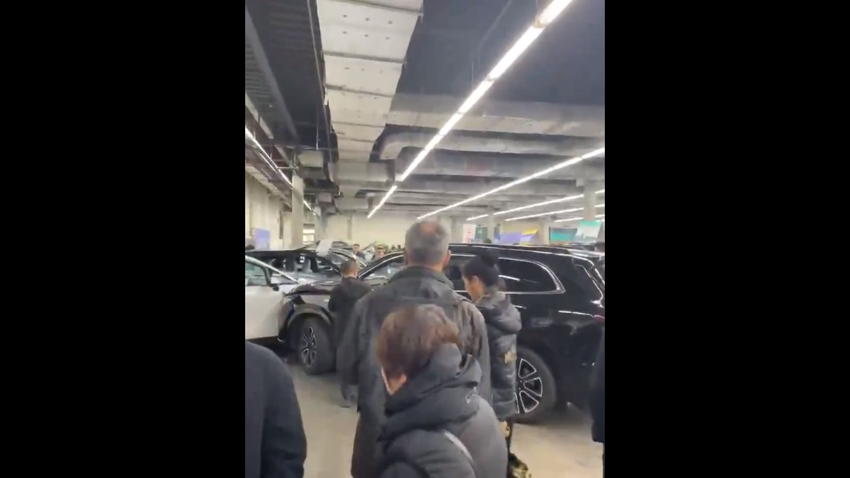 近期一輛問界 M7 Pro 在瀋陽車展出展時，疑似遭到啟動連續撞擊數輛汽車，並導致 1 人受傷。中國電動車的安全問題也再次成為許多網友的討論焦點。 圖：擷取自 @DXDWX999 X 分享影片