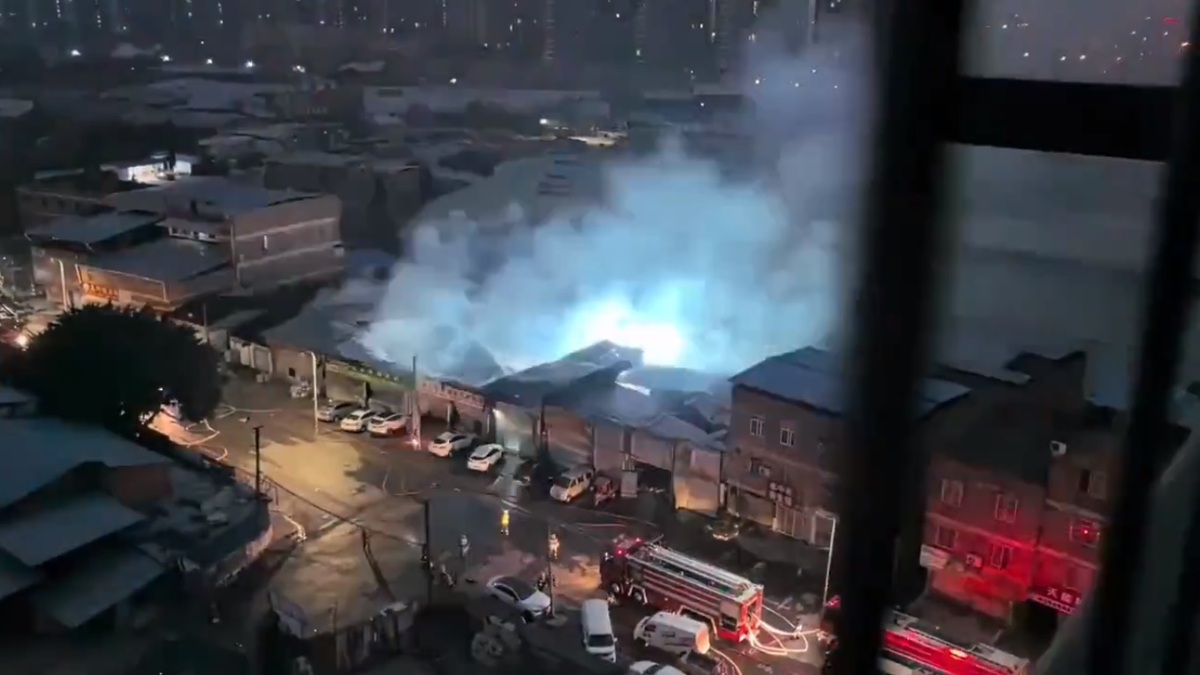 另外，廣西省南寧市日前也爆發電動車爆燃的事故，現場煙霧迷漫。 圖：擷取自 @fang_danie121 X 分享影片