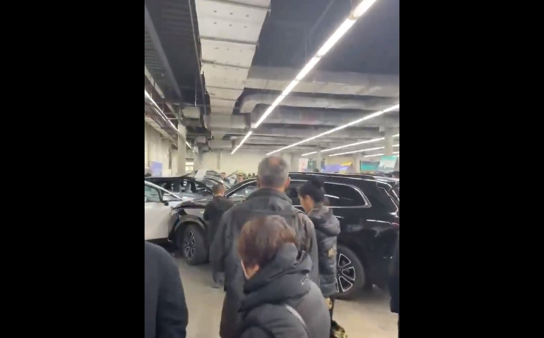 (影) 問界M7瀋陽車展暴衝撞4車! 南寧電動車爆炸照亮夜空、無人貨車「外送」機車