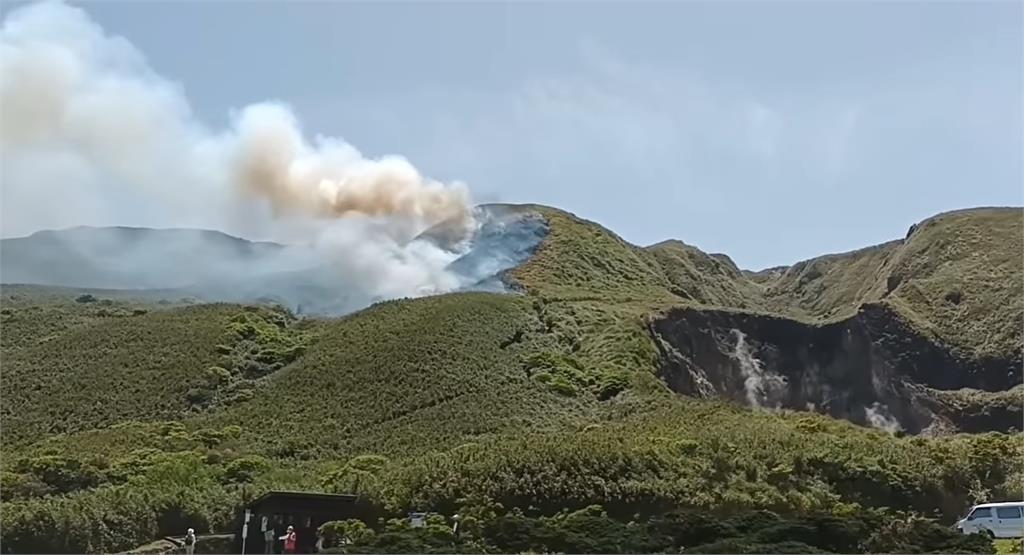 陽明山小油坑登山步道驚傳「火燒山」，截至下午13時30分止，燃燒面積已達250平方公尺。 圖：議員張斯綱／提供