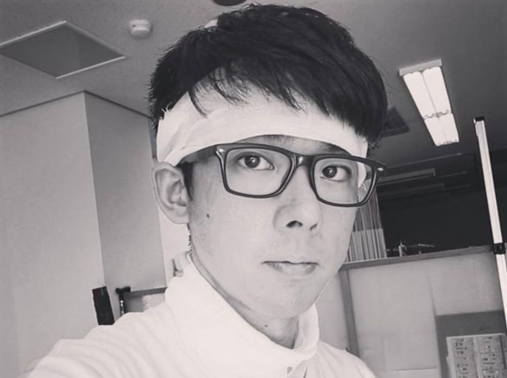 阿滴今(14)日透露，他因為異位性皮膚炎的舊疾復發，因此飛往日本的醫院治療，並在當地住院休養。 圖：翻攝自阿滴英文IG
