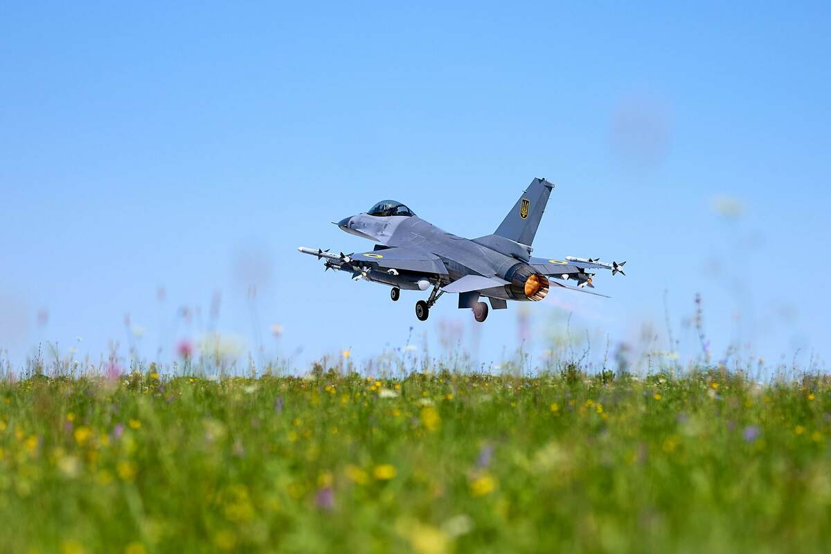 烏克蘭自2024年夏季接收、改變塗裝的F-16戰機。 圖：翻攝「X」@ZelenskyyUa