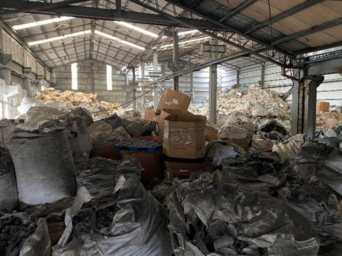 不肖業者在桃市3處場址囤積上萬噸廢塑料，計畫非法闖關出口 圖：桃園市環保局/提供