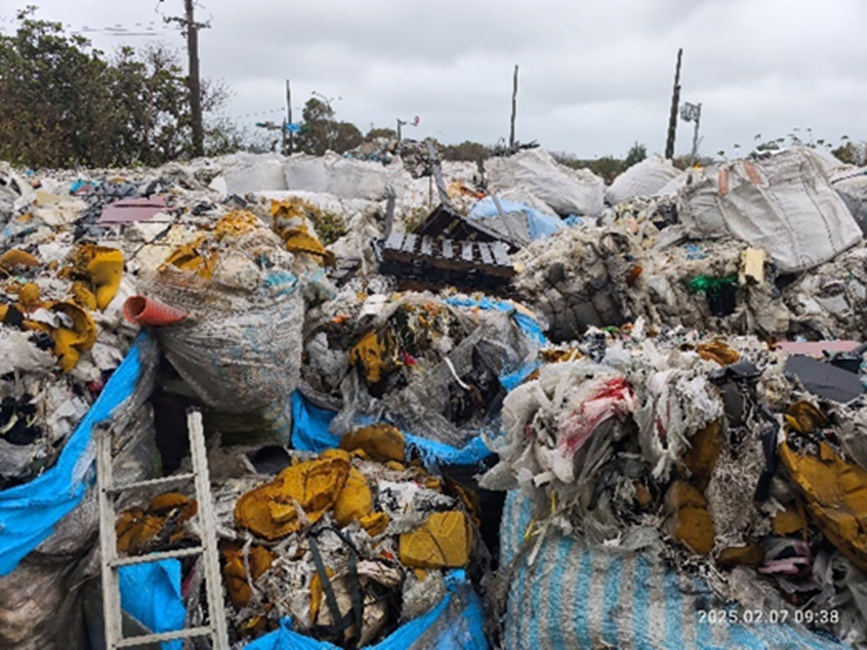 不肖業者在桃園市囤積上萬噸廢塑料，意圖以塑膠原料名義出口牟取暴利。 圖：桃園市環保局/提供