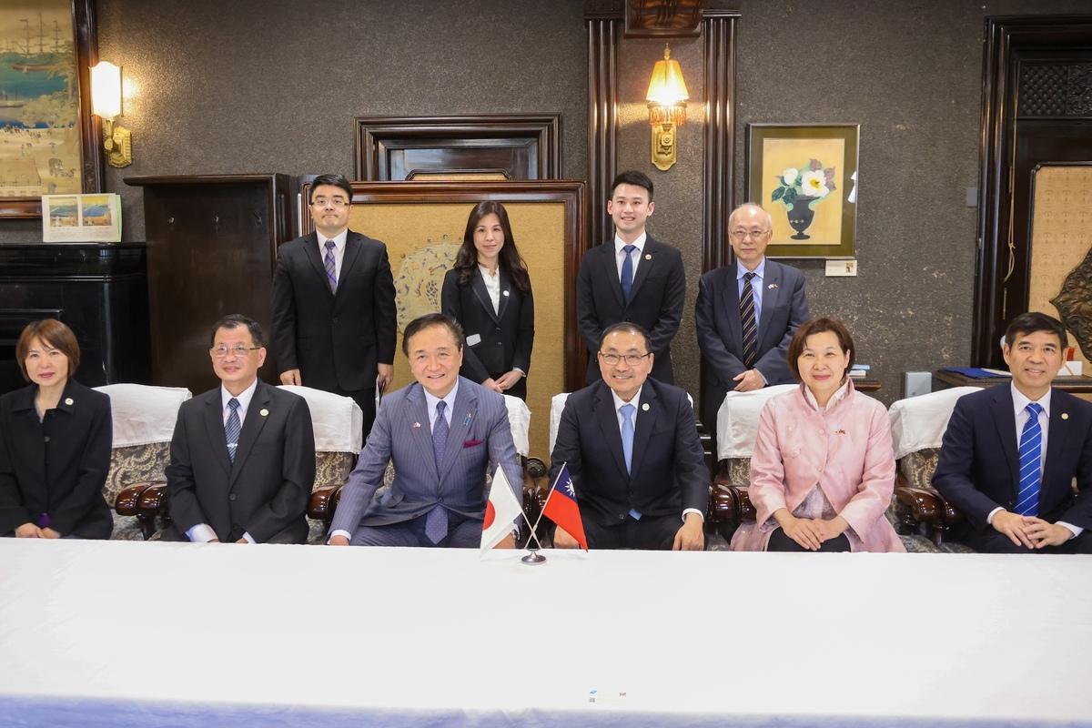 侯友宜由我橫濱辦事處長張淑玲陪同，率市府團隊拜會神奈川縣知事黑岩祐治。 圖：台北市政府/提供