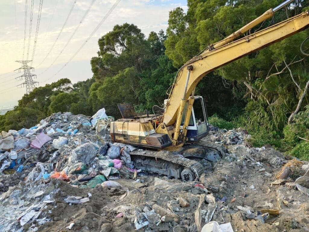 台中地方檢察署民國114年1月起執行非法傾倒「淨土專案」，至今共陸續破獲10個環保犯罪集團，阻絕廢棄物入侵農地、水利地、山坡地、重要野生動物保護區及遊憩景點。 圖：中央社（檢方提供）