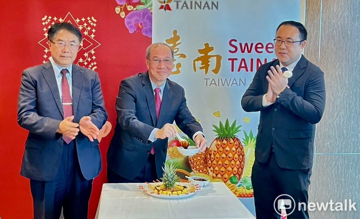 「新加坡食品展」後首批銷往新加坡的鳳梨貨櫃於今日上午裝櫃，預計將於4月19日抵達新加坡，並於4月25至27日在新加坡FairPrice的10家連鎖超市進行30場試吃品嚐活動。 圖：台南市政府提供