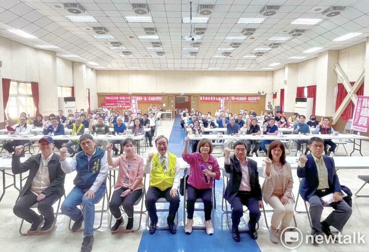 立法院財政委員會召委賴惠員在台南市新營區公所主持「因應美國關稅政策座談會」，邀集農業部胡忠一政務次長、農糧署與台南市農業局官員，以及台灣蘭花、水產養殖、畜牧業等出口重點產業代表出席，針對產業衝擊與政府180億元支持方案進行具體對話與意見蒐集。 圖：賴惠員服務處提供