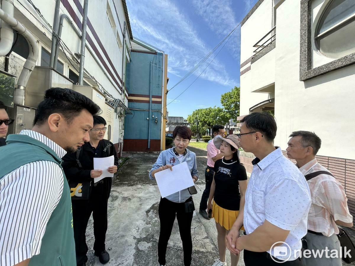 為守護孩子的學習安全，立委陳亭妃邀集教育部國教署、台南市教育局等單位，展開台南四校老舊校舍實地會勘，分別走訪後壁區後壁國小、柳營區果毅國小、永康區永康國小及北區成功國中，針對校舍設施老舊、圍牆綠美化、防水設施與大樓鋼面鏽蝕等問題爭取經費改善。 圖：黃博郎／攝