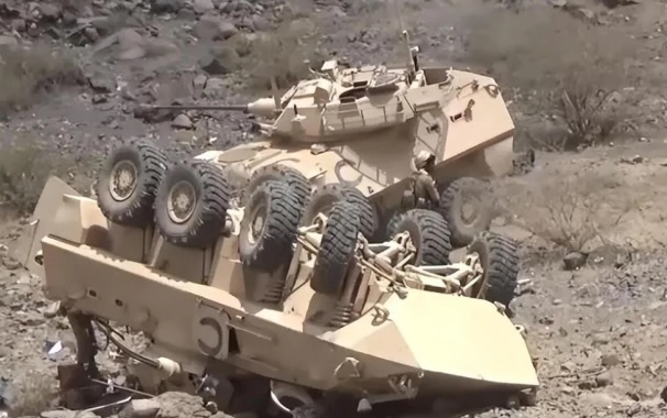 軍事專家對沙烏地阿拉伯是否具備剷除胡塞武裝勢力的軍事能力表示懷疑。圖為遭胡塞武裝推入山谷的沙烏地阿拉伯裝甲車。 圖：翻攝自 小鮮看世界