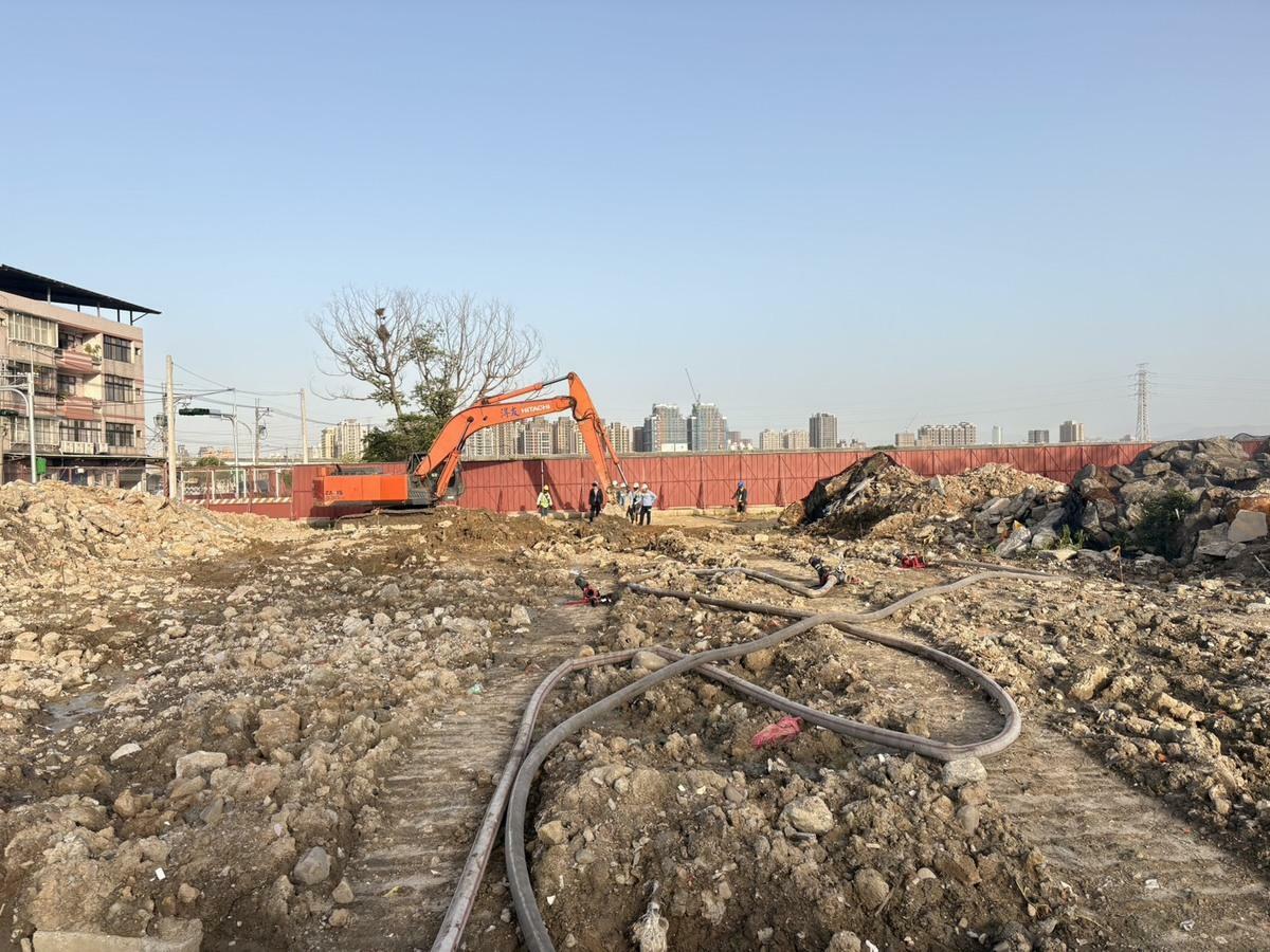 塭仔圳重劃區整地工程今下午發生天然氣瓦斯管線挖破意外。 圖：新北市政府/提供
