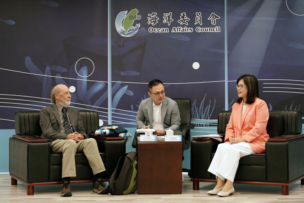 Harry Breidahl(左)拜會管碧玲(右)。 圖：海洋委員會/提供