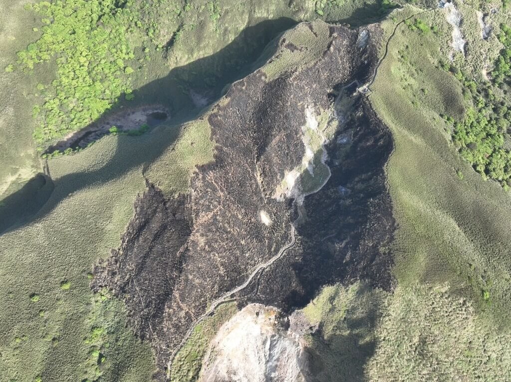 陽明山14日火災延燒超過5小時後撲滅，國家公園署說，初估燃燒面積約32公頃。 圖：國家公園署提供