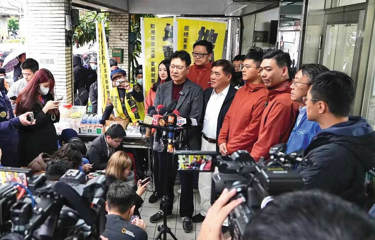 罷免雙吳青年軍捲入死人連署風波，北檢啟動調查，反激起藍軍不滿。 圖：翻攝賴苡任臉書