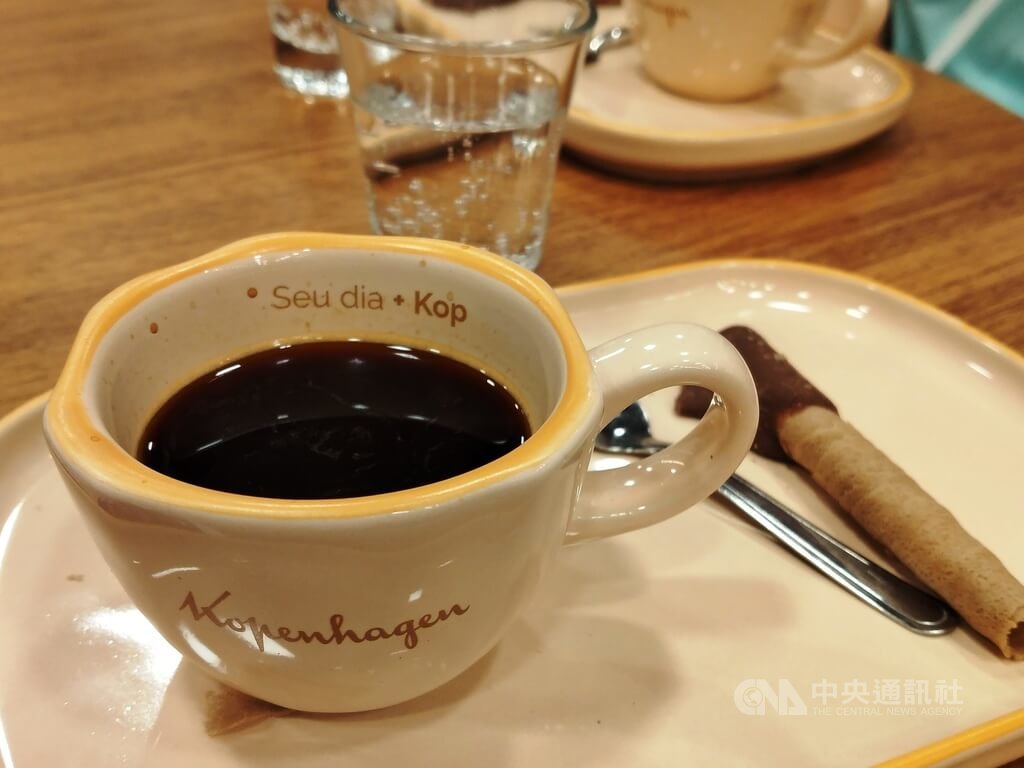 4月14日是國際咖啡日。咖啡是世界上最受歡迎的飲品之一，更是眾多巴西人的最愛，為人們帶來能量與活力，但如果過量，也可能導致焦慮、緊張，有害健康。中央社記者唐雅陵聖保羅攝  114年4月15日