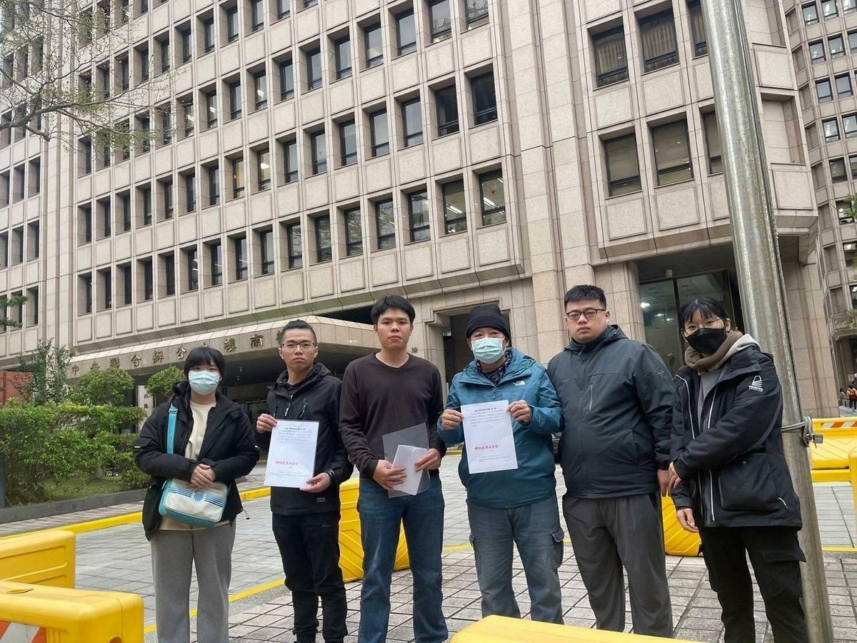 因涉連署造假，檢調今日約詢罷免吳琪銘和蘇巧慧領銜人。（圖為今年2月該團隊赴中選會遞交連署書） 圖：翻攝自「去恨除穢」臉書（資料照）