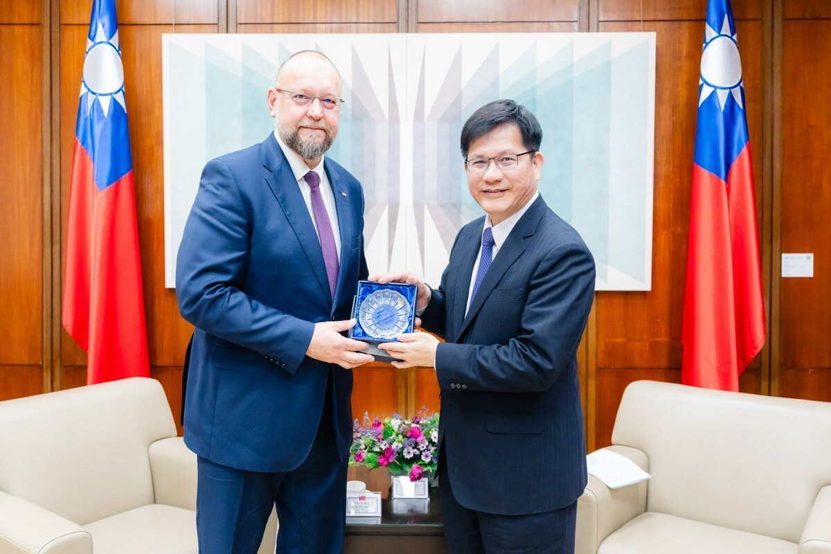 外交部長林佳龍（右）與捷克眾議院副議長巴圖謝克（Jan Bartošek）（左）合影。 圖：外交部提供