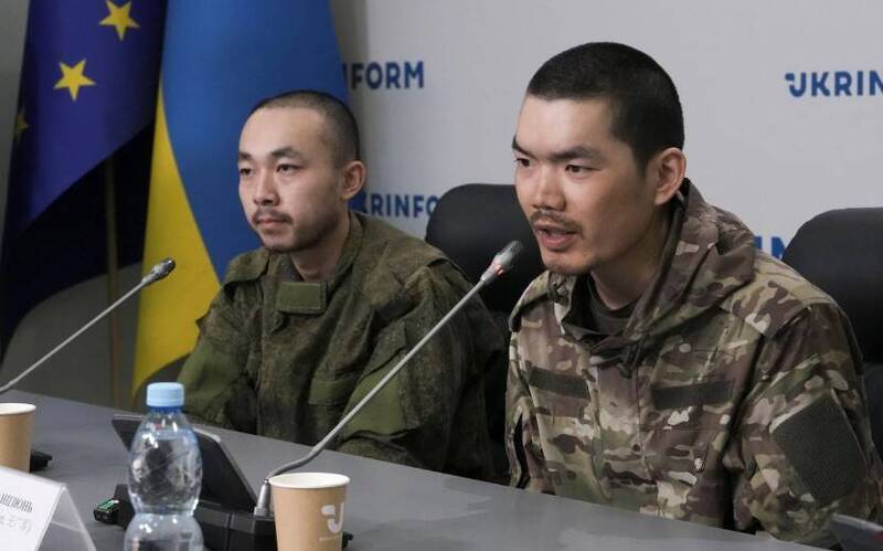 2名在烏克蘭東部戰場被俘的中國士兵，近日在烏克蘭軍方情報部門舉行的新聞發布會上揭露俄軍透過社群媒體招募外國戰鬥人員的內情。 圖：翻攝X（前推特）@ZMiST_Ua