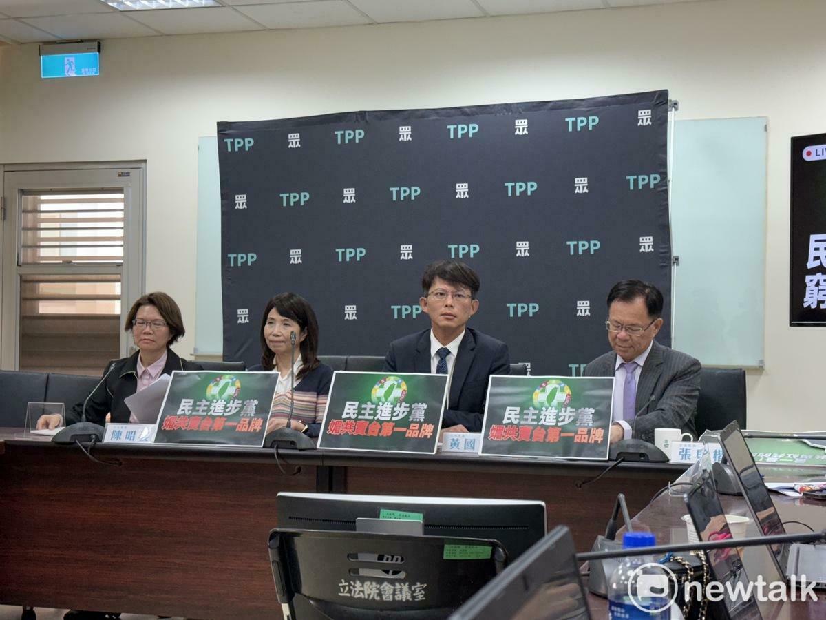 民進黨團今召開「民進黨窮到只剩共諜？」記者會，黨團總召黃國昌（右2）、副總召張啓楷（右1）、幹事長陳昭姿（左2）、立委劉書彬（左1）。 圖：周煊惠 / 攝