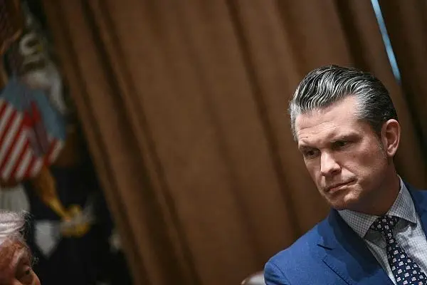 美國戰爭部長赫格塞斯（Pete Hegseth）近日在新加坡舉行的香格里拉對話中表示，美國補貼富裕國家國防的時代已經結束，美國要的是夥伴，不是保護國。 圖：翻攝自 騰訊新聞