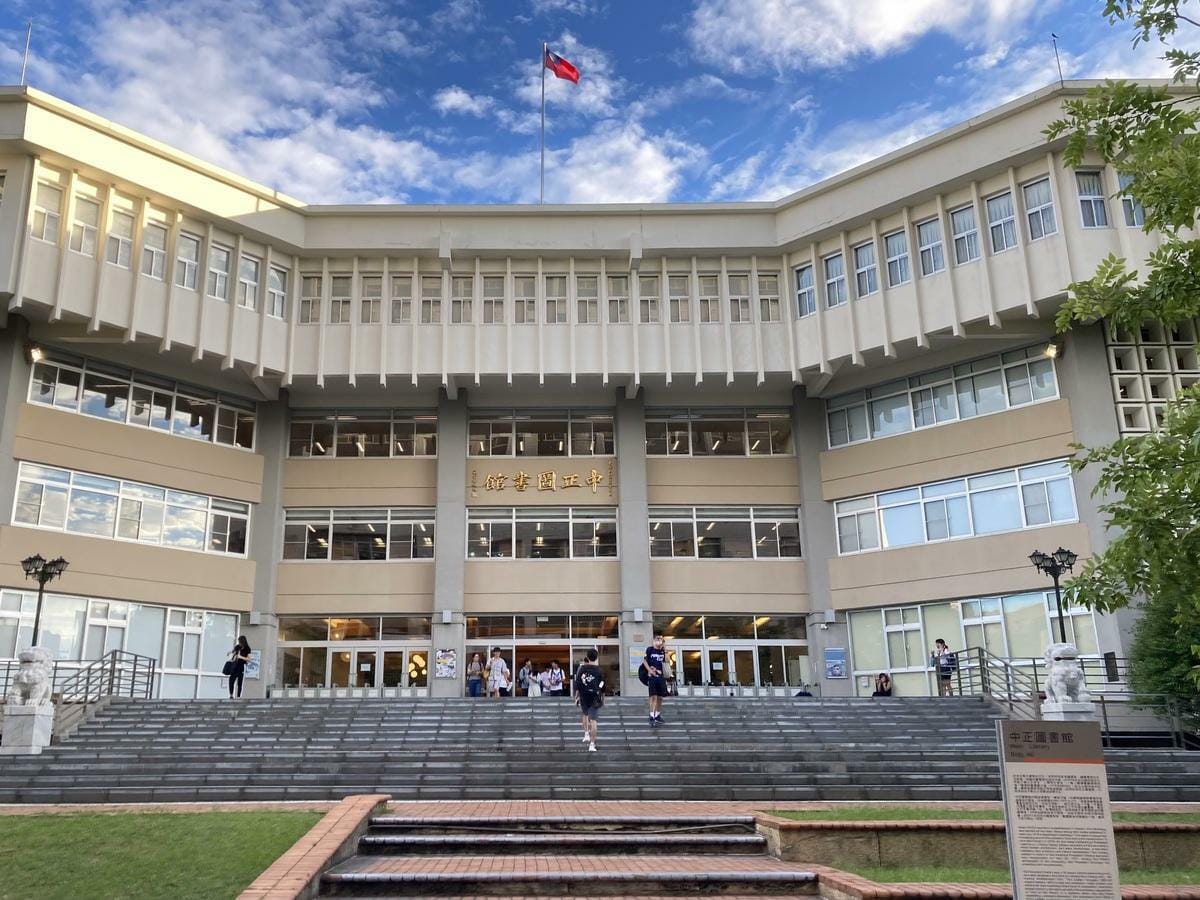 近期有政大學生在政大交流版發文，表示將在政大總圖下俗稱狗洞設立連署書收集站，然而貼文一出立刻引發正反兩方爭論。 圖：翻攝自政大官網
