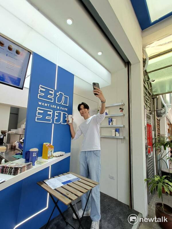「王力王非」門店設計以充滿活力的藍、白作為配色，儘管沒有內用位置，在服務櫃檯一旁提供品牌專屬視覺拍攝牆，讓所有消費者能在精緻的飲料入口前，有著如同網紅打卡景點般的背景作為襯托。 圖：唐復年/攝