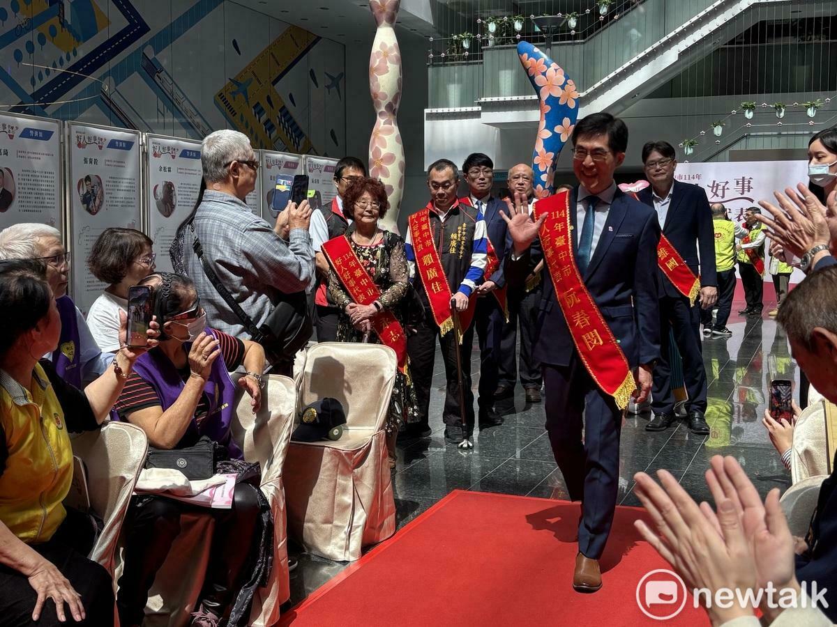 受表揚的好人好事代表走星光大道入場。 圖：唐復年/攝