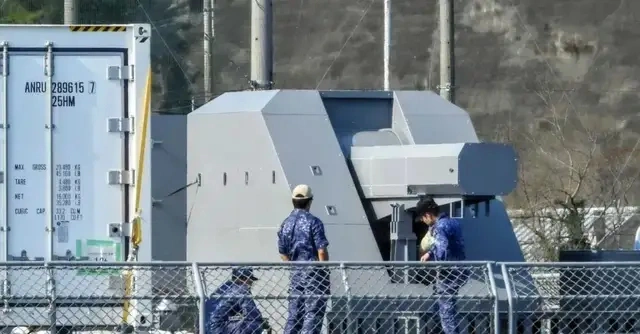 日本海上自衛隊「飛鳥號」試驗艦上（ASE-6102）安裝了一個新型的電磁軌道砲EMRG。 圖 : 翻攝自騰訊網