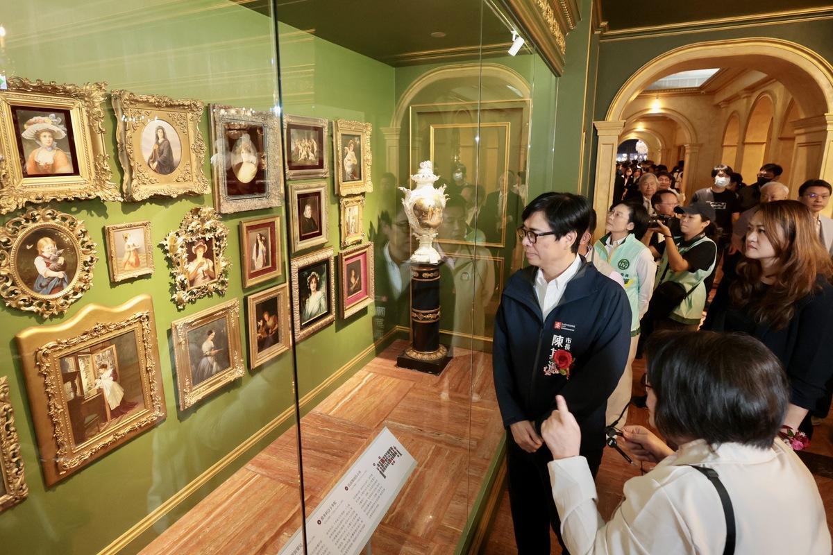 陳其邁(左一)在導覽解說下欣賞「莉．瓷藝博物館」的珍藏品。 圖：高雄市政府/提供