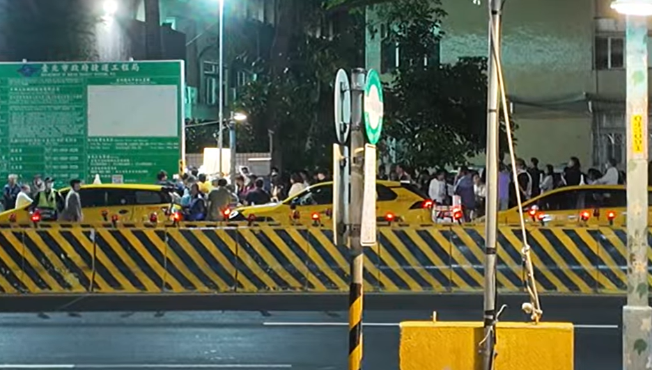 國民黨新北市黨部在網路上發起號召，呼籲藍營支持者晚間8點在新北地檢署前集結，抗議司法欺壓。 圖：擷自「四叉貓愛滾動」youtube直播