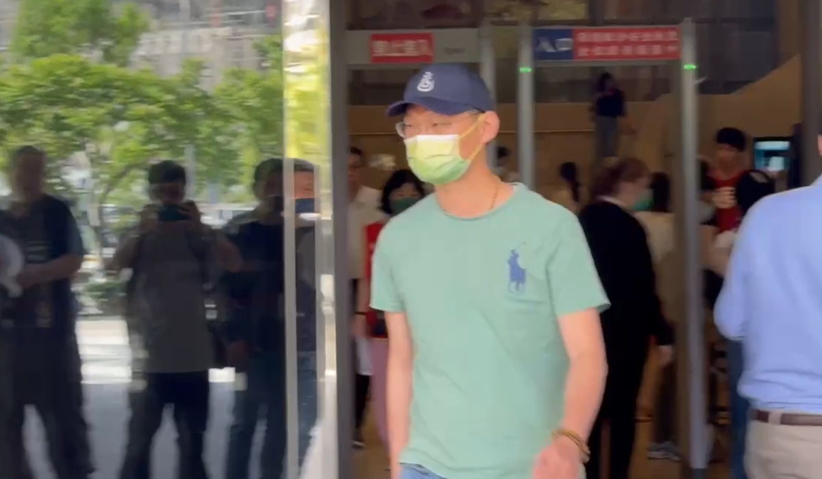 廖力廷不發一語離開法院。 圖：林昀真/翻攝