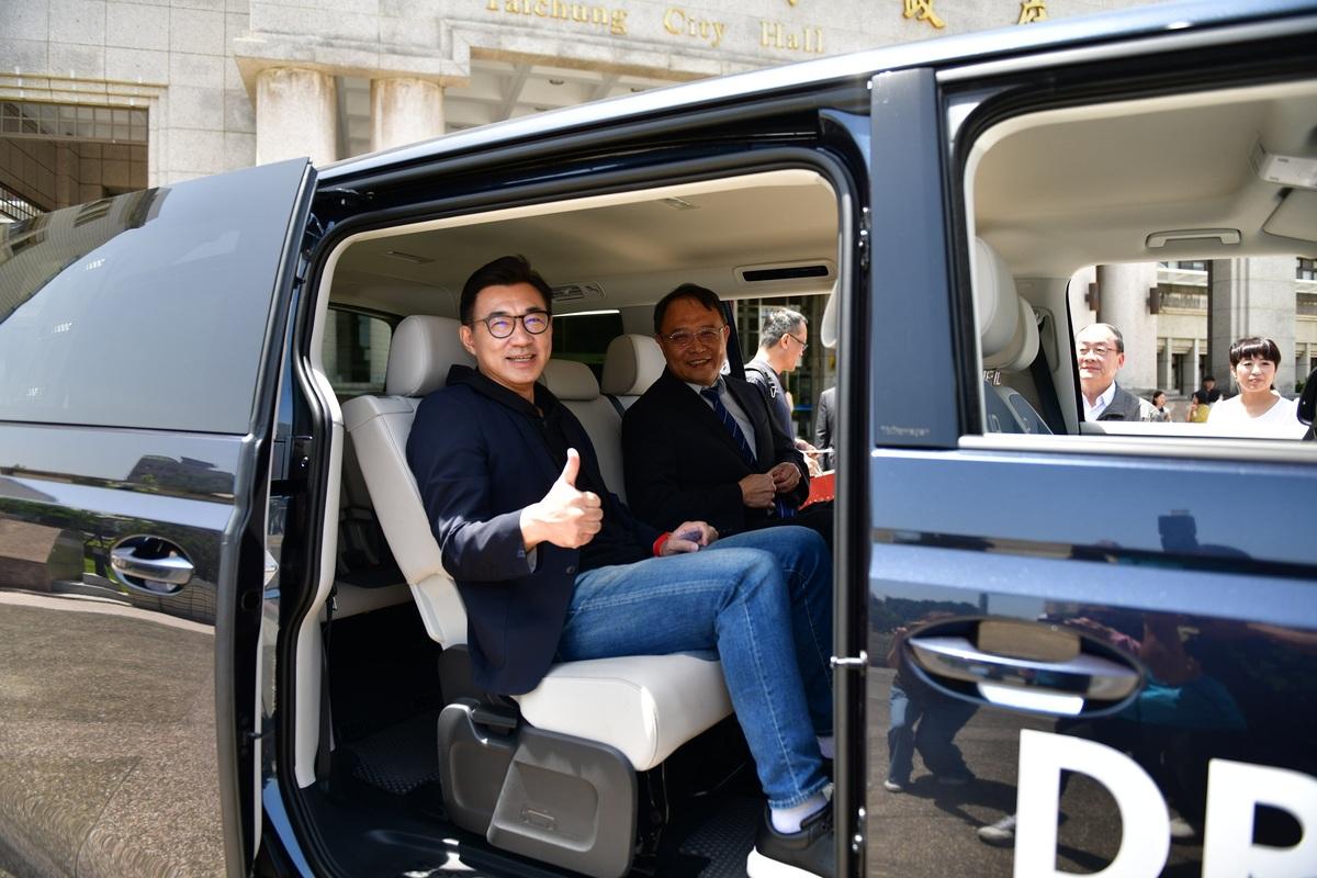 立法院副院長江啟臣試乘電動七人座遊園接駁車。 圖：林業保育署臺中分署/提供