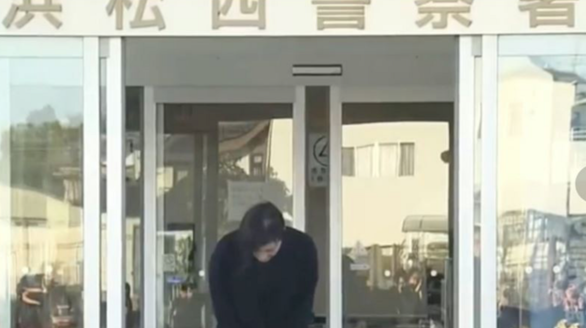 今日凌晨廣末涼子獲釋，在警局前向外界鞠躬表達歉意。 圖：翻攝自日テレNEWS YT頻道
