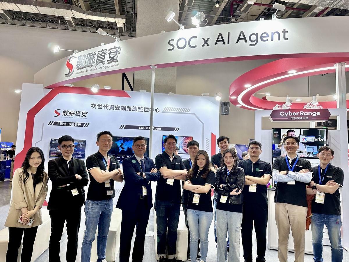 數聯資安首度亮相的「SOC x AI Agent聯防監控服務」，全面提升威脅偵測與即時回應能力，打造更智慧、敏捷、主動的企業資安防線。左四為數聯資安總經理李明憲。 圖: 遠傳/提供