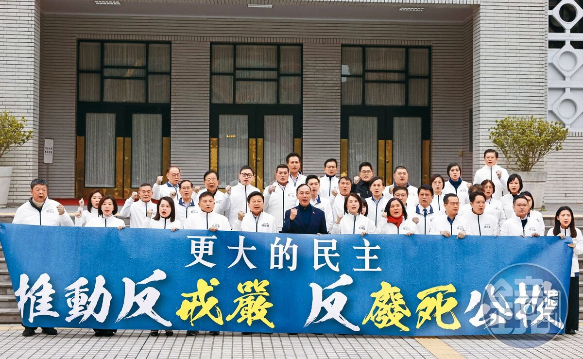 國民黨推動反廢死與反戒嚴公投，主要目的在反制綠營結合民團大罷免藍委，不是因為他們對全民公投有何堅定信仰和不變理念！