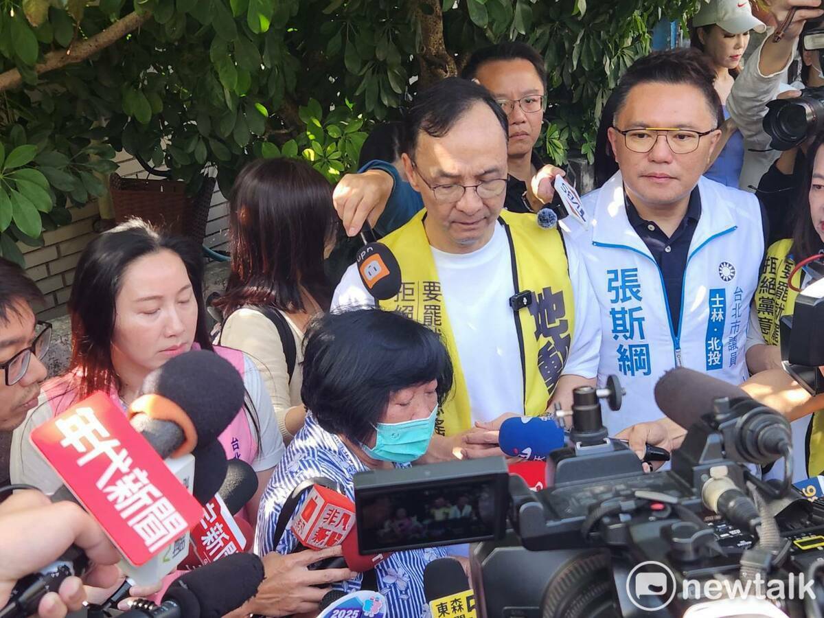 國民黨主席朱立倫身穿罷免吳思瑤背心，上街拉連署。 圖：黃建豪/攝