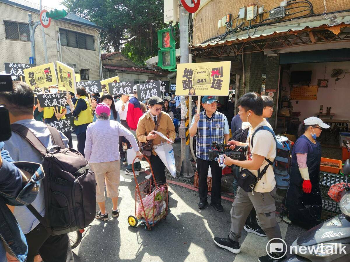 國民黨大動作動員於吳思瑤選區宣傳罷免。 圖：黃建豪/攝